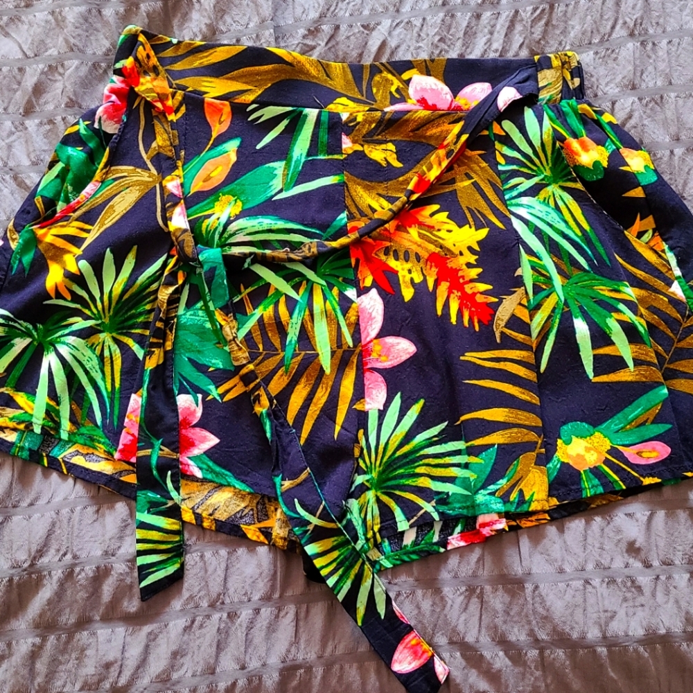 Tropical print, casual shorts